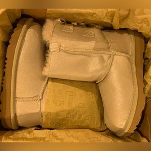 Big Kids Ugg Bailey boot in shimmer gold size 1